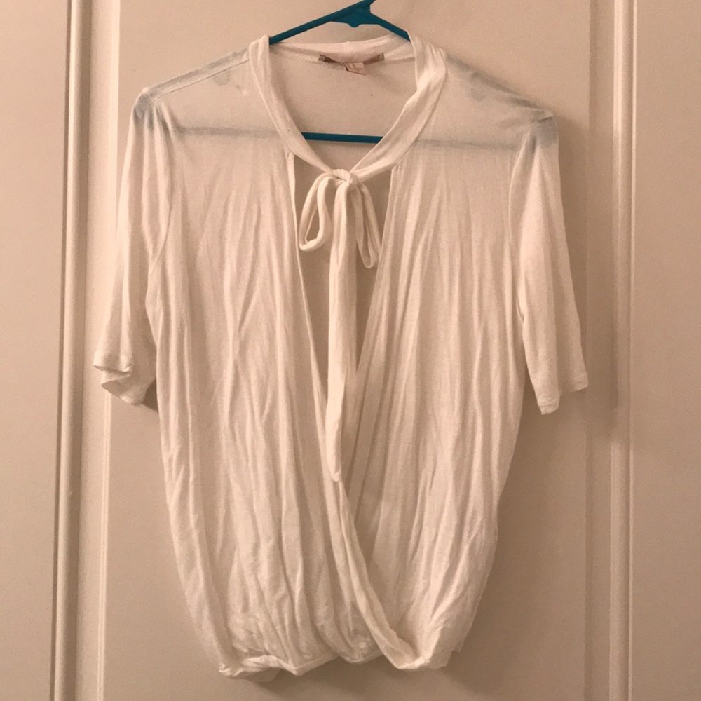 Low V blouse with tie